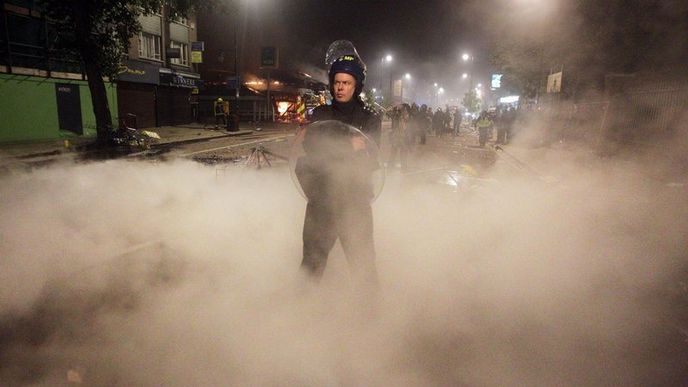 Policisté v ulicích Tottenhamu odhadují počet demonstrantů na 300 Policisté v ulicích Tottenhamu odhadují počet demonstrantů na 300
