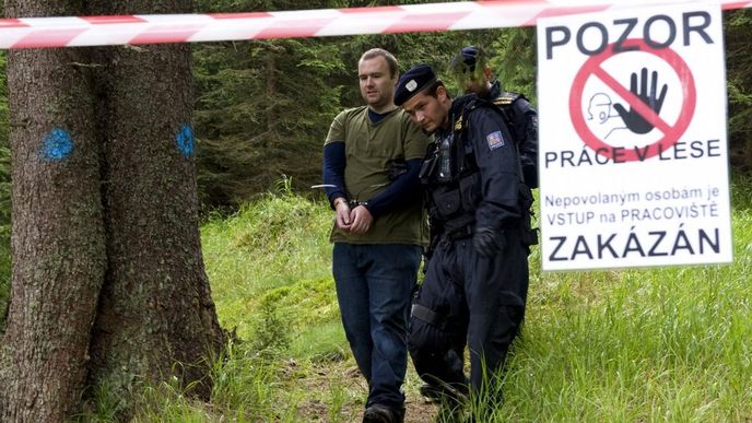 Policisté odvádějí ekologického aktivistu v šumavské lokalitě Na Ztraceném u Modravy, kde se lidé pokoušeli 26. července bránit kácení stromů napadených kůrovcem. Policisté odvádějí ekologického aktivistu v šumavské lokalitě Na Ztraceném u Modravy, kde se lidé pokoušeli 26. července bránit kácení stromů napadených kůrovcem.