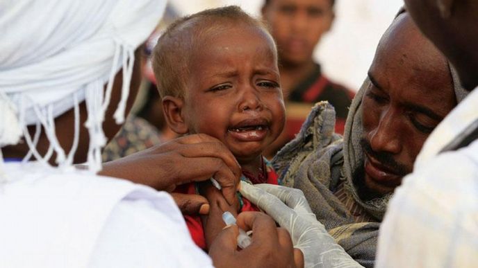 První zážitek. Děti
z uprchlického tábora
Dadaab na keňsko-
-somálských hranicích byly
na uvítanou očkovány proti
spalničkám a obrně První zážitek. Děti
z uprchlického tábora
Dadaab na keňsko-
-somálských hranicích byly
na uvítanou očkovány proti
spalničkám a obrně