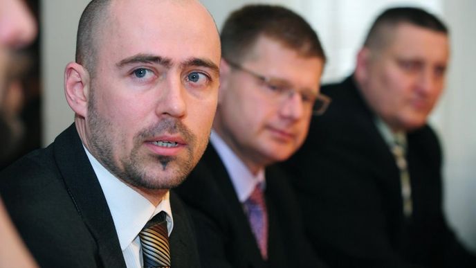 Bývalý ředitel Agentury pro sociální začleňování v romských lokalitách Martin Šimáček (vlevo) Bývalý ředitel Agentury pro sociální začleňování v romských lokalitách Martin Šimáček (vlevo)