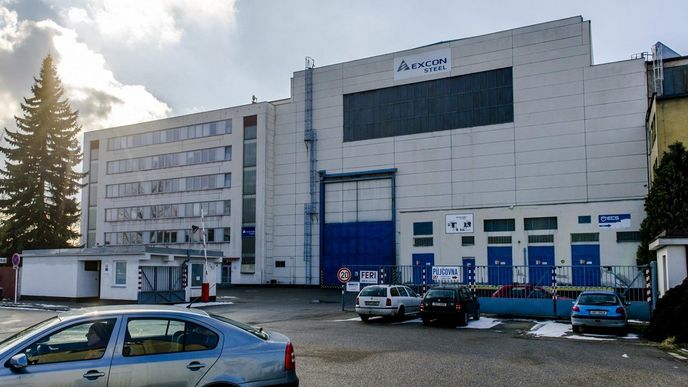 Strojírny Excon Steel, které sídlí v Praze a výrobní závod mají v Hradci Králové (na snímku), jsou v konkurzu. V podniku pracuje asi 160 lidí. Zhruba 190 věřitelů po úpadci žádá 698 milionů korun. Strojírny Excon Steel, které sídlí v Praze a výrobní závod mají v Hradci Králové (na snímku), jsou v konkurzu. V podniku pracuje asi 160 lidí. Zhruba 190 věřitelů po úpadci žádá 698 milionů korun.