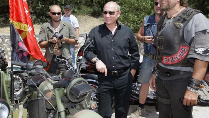 Vladimir Putin a vůdce motorkářského klubu Noční vlci Alexandr Zaldostanov Vladimir Putin a vůdce motorkářského klubu Noční vlci Alexandr Zaldostanov