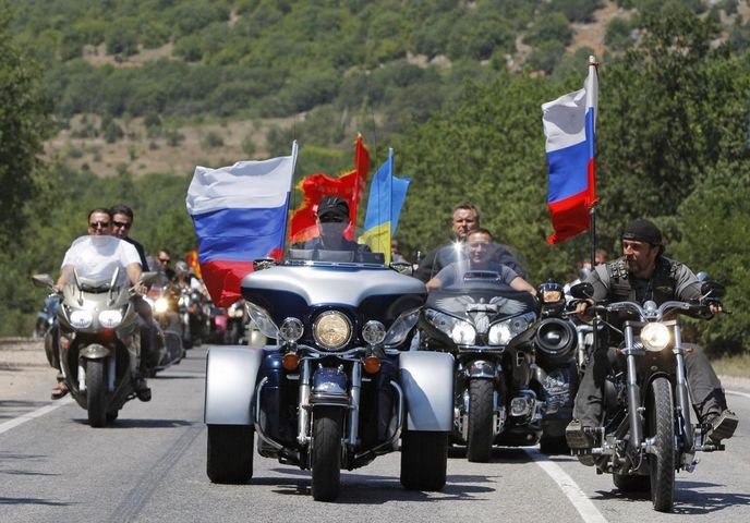 Putin jede na trojkolce s Nočními vlky, foto z roku 2010 Putin jede na trojkolce s Nočními vlky, foto z roku 2010