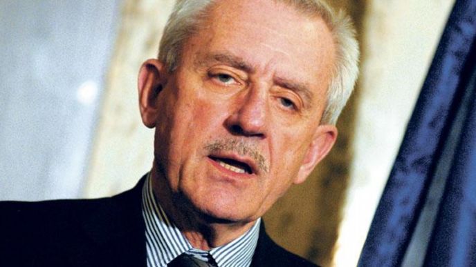 „Nově musí praktický
lékař zajistit péči o své
registrované pacienty
nepřetržitě, a to včetně
prohlídek těl zesnulých,“
řekl ministr zdravotnictví Leoš Heger,
když představoval své reformní
zákony. „Nově musí praktický
lékař zajistit péči o své
registrované pacienty
nepřetržitě, a to včetně
prohlídek těl zesnulých,“
řekl ministr zdravotnictví Leoš Heger,
když představoval své reformní
zákony.