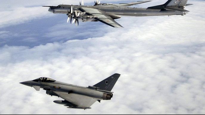 Ruský bombardér Il-95 sledován britskou stíhačkou Eurofighter Typhoon Ruský bombardér Il-95 sledován britskou stíhačkou Eurofighter Typhoon
