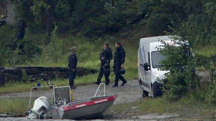 Policisté na ostrově Utoya Policisté na ostrově Utoya