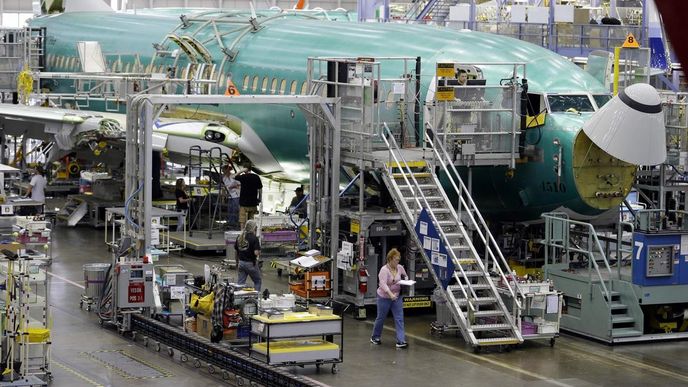 Stavba letadla Boeing 737 v továrně firmy v americkém Rentonu Stavba letadla Boeing 737 v továrně firmy v americkém Rentonu