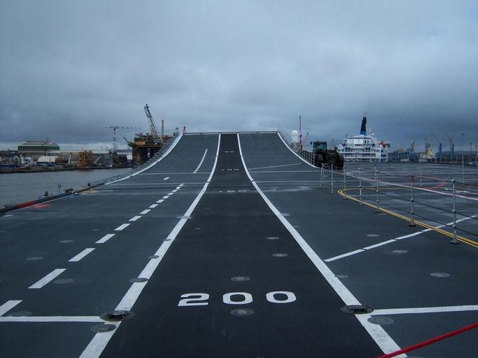 Paluba letadlové lodi HMS Ark Royal. Paluba letadlové lodi HMS Ark Royal.