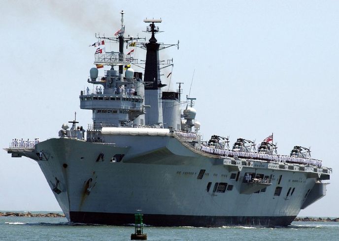 Letadlová lod HMS Invincible. Letadlová lod HMS Invincible.