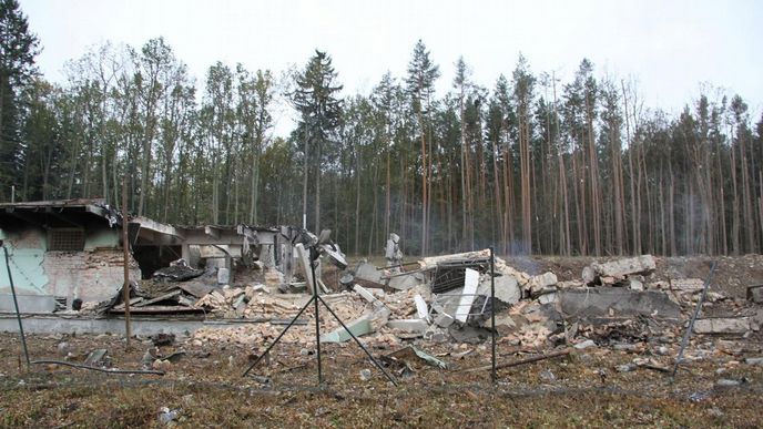 Pyrotechnici se 20. října ve Vrběticích, části obce Vlachovice na Zlínsku, při průzkumu dostali až k epicentru výbuchu, který v areálu 16. listopadu zničil muniční sklad. Termokamerou změřili teplotu, která v několika doutnajících ohniscích byla stále až 140 stupňů Celsia. Pyrotechnici se 20. října ve Vrběticích, části obce Vlachovice na Zlínsku, při průzkumu dostali až k epicentru výbuchu, který v areálu 16. listopadu zničil muniční sklad. Termokamerou změřili teplotu, která v několika doutnajících ohniscích byla stále až 140 stupňů Celsia.