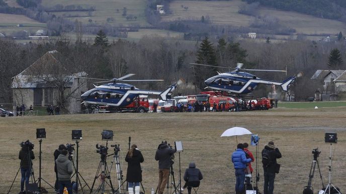 Na místě leteckého neštěstí ve Francii opět pátrají vrtulníky Na místě leteckého neštěstí ve Francii opět pátrají vrtulníky