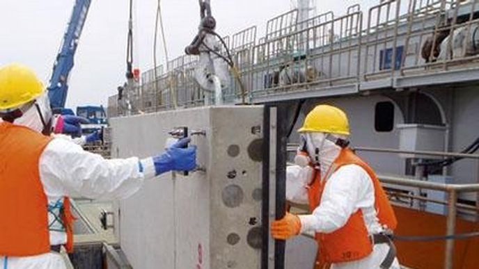 Dělníci ve Fukušimě instalují do moře betonové panely, které mají zabránit šíření radioaktivity v oceánu Dělníci ve Fukušimě instalují do moře betonové panely, které mají zabránit šíření radioaktivity v oceánu
