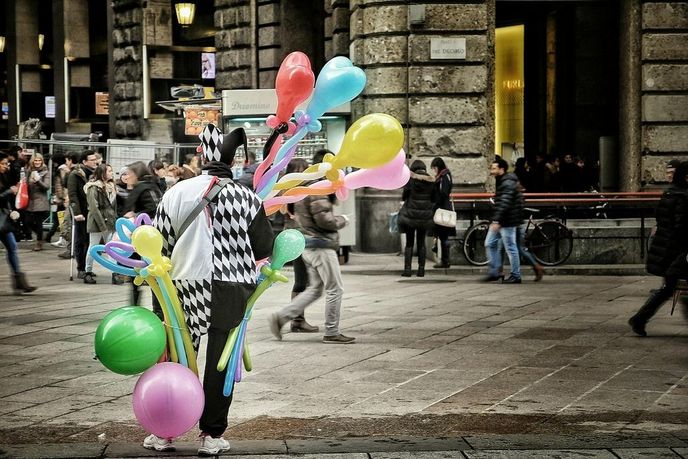 Kolik osob na obrázku by muselo dát souhlas k případnému reklamnímu využití fotografie? Kolik osob na obrázku by muselo dát souhlas k případnému reklamnímu využití fotografie?