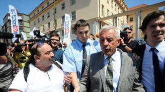 „Šetřit ano, škrtat ne“, křičeli odboráři a Hegera vypískali „Šetřit ano, škrtat ne“, křičeli odboráři a Hegera vypískali