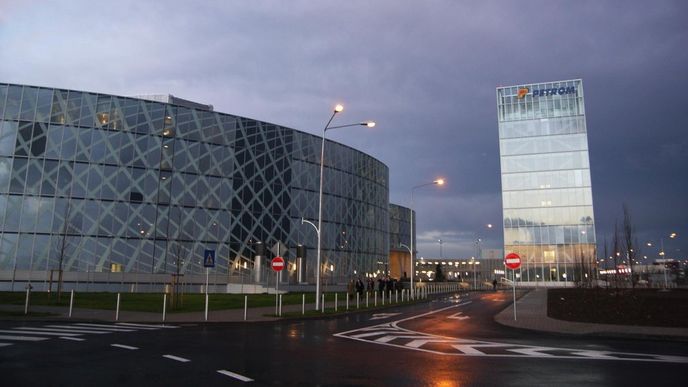 Síldo Petromu na okraji Bukurešti, takzvané Petrom City. Síldo Petromu na okraji Bukurešti, takzvané Petrom City.