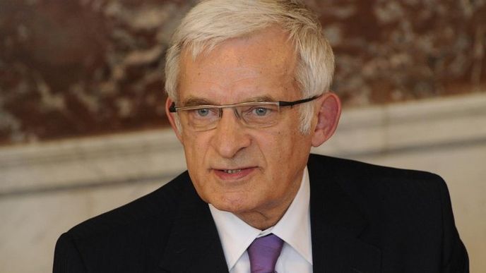 Předseda Evropského parlamentu Jerzy Buzek ratingové agentury hájí. Předseda Evropského parlamentu Jerzy Buzek ratingové agentury hájí.