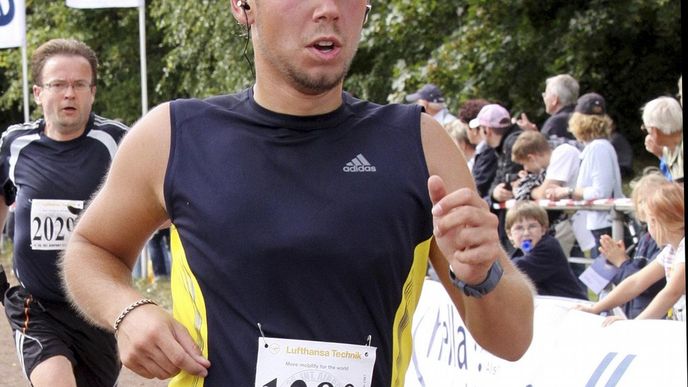 Pilot Andreas Lubitz na fotografii z běžeckých závodů Airportrun v Hamburku ze září 2009 Pilot Andreas Lubitz na fotografii z běžeckých závodů Airportrun v Hamburku ze září 2009