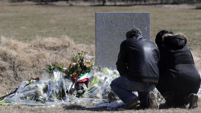 Pozůstalí po obětech pádu letadla Gemanwings truchlí v oblasti tragédie ve francouzských Alpách Pozůstalí po obětech pádu letadla Gemanwings truchlí v oblasti tragédie ve francouzských Alpách