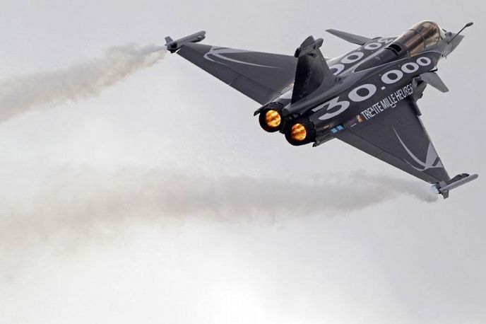 Rafale. Francouzský výrobce Dassault doufal, že představení
jeho stíhačky zaujme hlavně indickou armádu Rafale. Francouzský výrobce Dassault doufal, že představení
jeho stíhačky zaujme hlavně indickou armádu