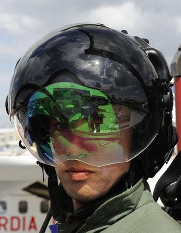 Zkušební pilot Raffaele Beltrame
předvádí novou přílbu,
která se stane součástí vybavení
víceúčelových vojenských
letounů Eurofighter Typhoon. Zkušební pilot Raffaele Beltrame
předvádí novou přílbu,
která se stane součástí vybavení
víceúčelových vojenských
letounů Eurofighter Typhoon.