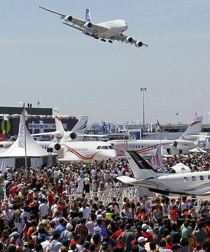 Největší světová přehlídka letecké techniky v Le Bourget přilákala během týdne 138 tisíc návštěvníků
z podnikatelských kruhů a 193 tisíc návštěvníků z řad veřejnosti Největší světová přehlídka letecké techniky v Le Bourget přilákala během týdne 138 tisíc návštěvníků
z podnikatelských kruhů a 193 tisíc návštěvníků z řad veřejnosti