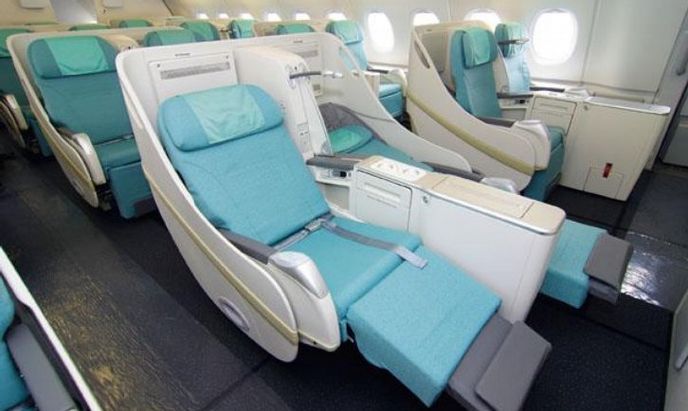 Interiér luxusní kabiny Airbusu A380 v provedení Korean Air Lines. Čtyřmotorový A380
se dvěma palubami je
největším dopravním
letadlem současnosti Interiér luxusní kabiny Airbusu A380 v provedení Korean Air Lines. Čtyřmotorový A380
se dvěma palubami je
největším dopravním
letadlem současnosti