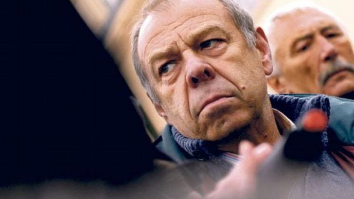 Nemůžeme si nechat
kálet na hlavu! Vlády
si nemůžou dělat,
co chtějí!
řekl na demonstraci odborářů
šéf ČMKOS Jaroslav Zavadil Nemůžeme si nechat
kálet na hlavu! Vlády
si nemůžou dělat,
co chtějí!
řekl na demonstraci odborářů
šéf ČMKOS Jaroslav Zavadil