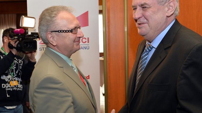 Nový předseda SPOZ Jan Veleba s prezidentem Milošem Zemanem Nový předseda SPOZ Jan Veleba s prezidentem Milošem Zemanem