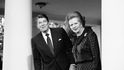 V zahraniční politice se snažila posílit pozici Spojeného království, zejména prostřednictvím spolupráce se Spojenými státy, vedenými prezidentem Ronaldem Reaganem. V zahraniční politice se snažila posílit pozici Spojeného království, zejména prostřednictvím spolupráce se Spojenými státy, vedenými prezidentem Ronaldem Reaganem.
