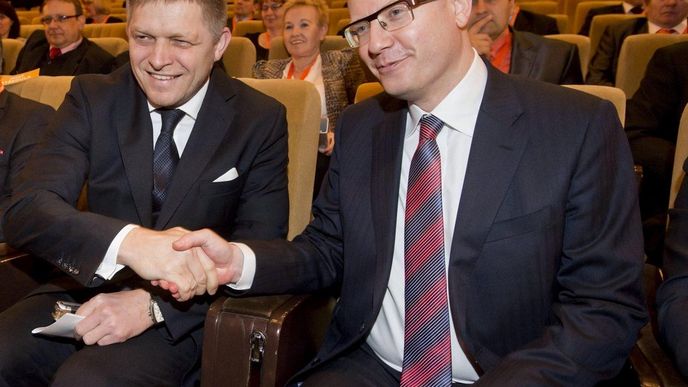 Slovenský premiér Robert Fico (vlevo) spolu s jeho českým protějškem Bohuslavem Sobotkou na sjezdu ČSSD Slovenský premiér Robert Fico (vlevo) spolu s jeho českým protějškem Bohuslavem Sobotkou na sjezdu ČSSD