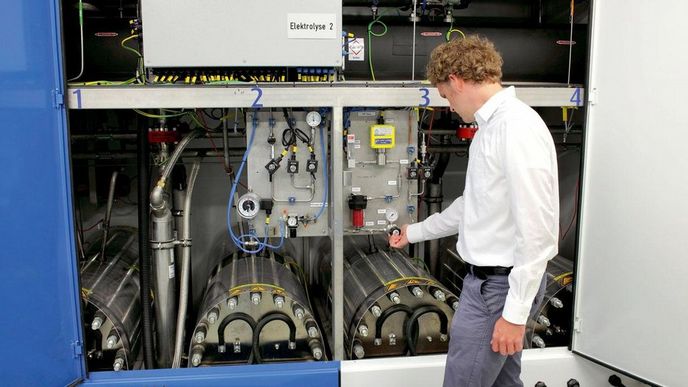 Elektrolyzér. Zařízení v německém Hamburku vyrábí vodík, který je pak využit ve vodíkových palivových článcích. Elektrolyzér. Zařízení v německém Hamburku vyrábí vodík, který je pak využit ve vodíkových palivových článcích.