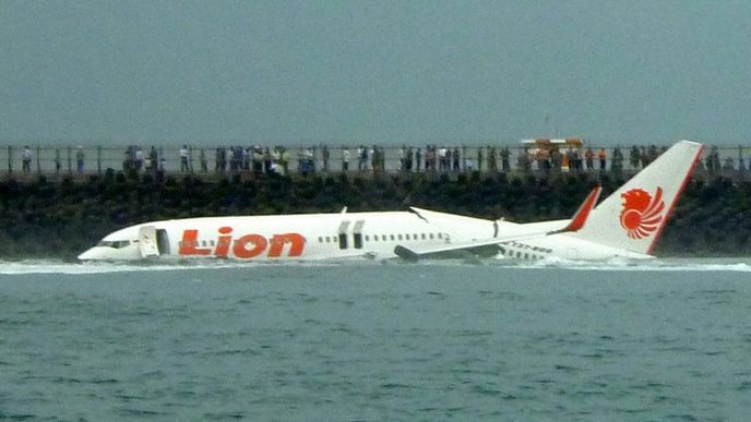 Letadlo aerolinek Lion Air skončilo v moři těsně před začátkem dráhy na ostrově Bali Letadlo aerolinek Lion Air skončilo v moři těsně před začátkem dráhy na ostrově Bali
