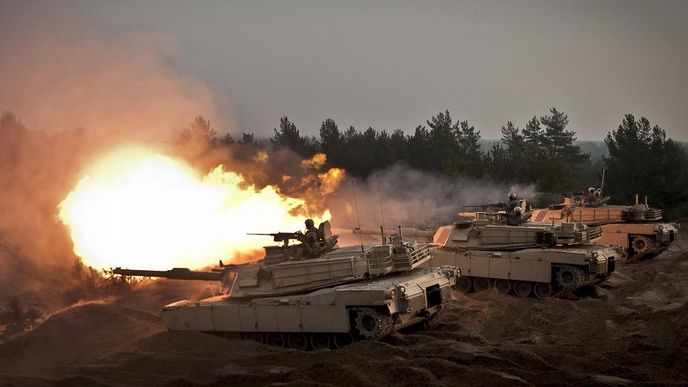 Americké tanky Abrams během cvičení v Lotyšsku Americké tanky Abrams během cvičení v Lotyšsku