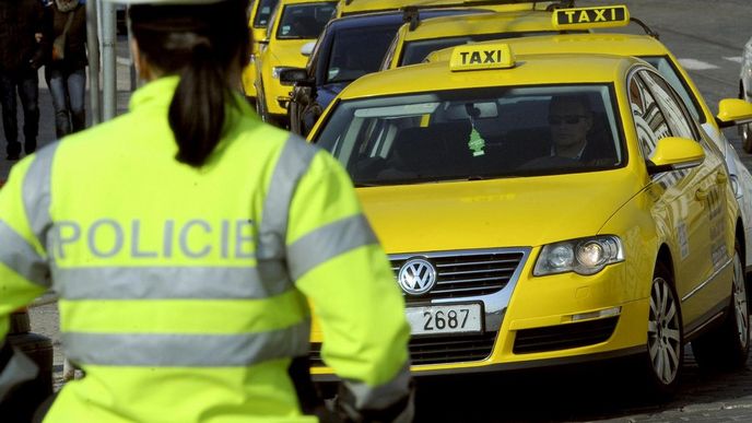 Asi 70 taxikářů se sešlo 7. března v Praze k protestní jízdě ze Strahova k pražskému magistrátu na podporu výzvy za zavedení minimálních cen za kilometr jízdy v hlavním městě. Asi 70 taxikářů se sešlo 7. března v Praze k protestní jízdě ze Strahova k pražskému magistrátu na podporu výzvy za zavedení minimálních cen za kilometr jízdy v hlavním městě.