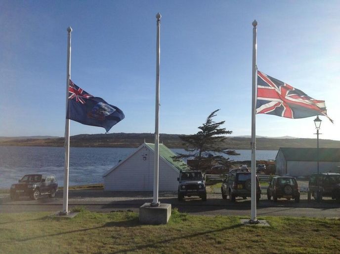 Falklanďané oslavují Thatcherovou jako svou osvoboditelku, vlajky na ostrově byly spuštěny na půl žerdi Falklanďané oslavují Thatcherovou jako svou osvoboditelku, vlajky na ostrově byly spuštěny na půl žerdi