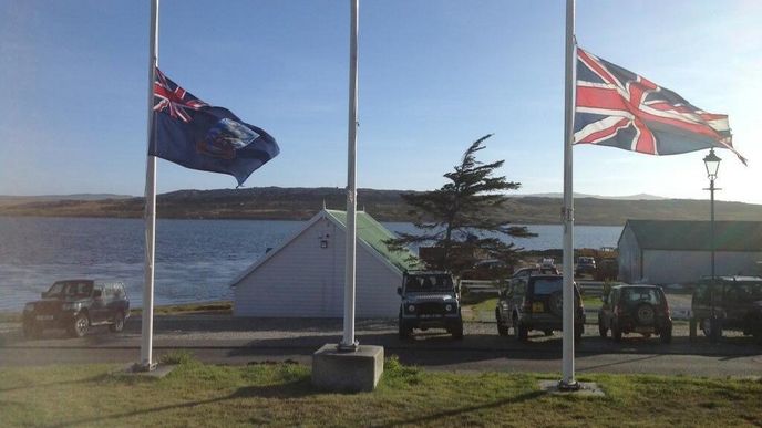 Falklandy se svými vazbami na Británii pyšní. Když zemřela Margaret Thatcherová, spustili ostrované vlajky na půl žerdi Falklandy se svými vazbami na Británii pyšní. Když zemřela Margaret Thatcherová, spustili ostrované vlajky na půl žerdi