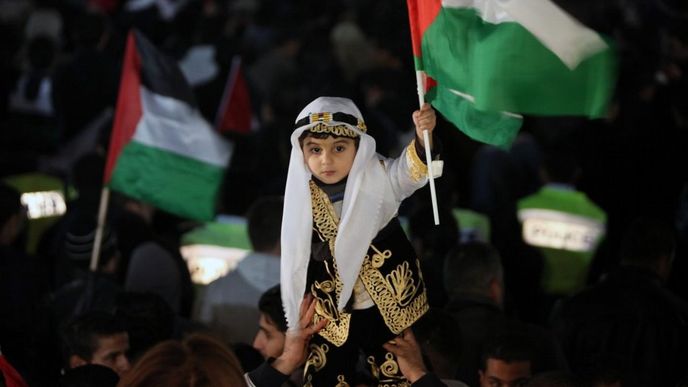 Palestinské dítě v Ramalláhu oslavuje přijetí palestinských území do OSN. Palestinské dítě v Ramalláhu oslavuje přijetí palestinských území do OSN.