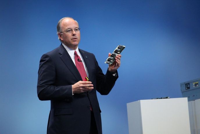 HP Moonshot - server do ruky postavený na novém Atomu. Na obrázku šéf enterprise divize HP Dave Donatelli. HP Moonshot - server do ruky postavený na novém Atomu. Na obrázku šéf enterprise divize HP Dave Donatelli.