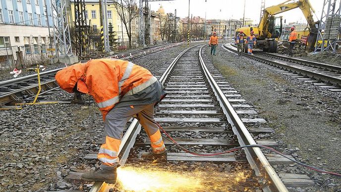 Tisíce pražců. Železničáři zatím přesně nevědí, kolik pražců budou na údržbu potřebovat Tisíce pražců. Železničáři zatím přesně nevědí, kolik pražců budou na údržbu potřebovat