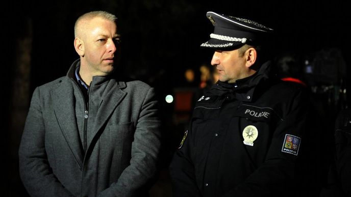 Policejní prezident Tomáš Tuhý (vlevo) a ministr vnitra Milan Chovanec hovoří s novináři v Uherském Brodě Policejní prezident Tomáš Tuhý (vlevo) a ministr vnitra Milan Chovanec hovoří s novináři v Uherském Brodě