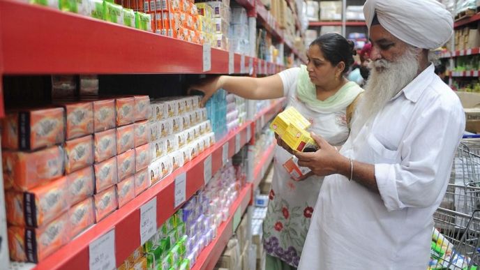 Indové v prodejně Bharti Wal-Mart Indové v prodejně Bharti Wal-Mart