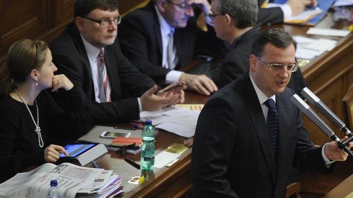 Premiér Petr Nečas na schůzi Poslanecké sněmovny, která 19. prosince schválila daňový balíček Premiér Petr Nečas na schůzi Poslanecké sněmovny, která 19. prosince schválila daňový balíček