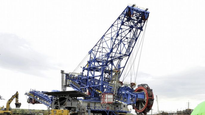 Rypadlo z roku 1967 těžařské skupině Czech Coal vlastně tak trochu vybylo. V menším vršanském dolu Jan Šverma už těžba zeminy skončila a práce je tam už jen pro uhelná rypadla, ale stroj do šrotu ještě nepůjde. Rypadlo z roku 1967 těžařské skupině Czech Coal vlastně tak trochu vybylo. V menším vršanském dolu Jan Šverma už těžba zeminy skončila a práce je tam už jen pro uhelná rypadla, ale stroj do šrotu ještě nepůjde.