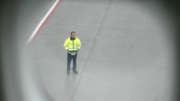Člen pozemního personálu Lufthansy na letišti v Mnichově Člen pozemního personálu Lufthansy na letišti v Mnichově