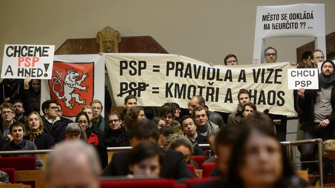 Účastníci akce na podporu a obnovení platnosti Pražských stavebních předpisů (PSP) uspořádané 22. ledna před magistrátem hlavního města Prahy. Účastníci akce na podporu a obnovení platnosti Pražských stavebních předpisů (PSP) uspořádané 22. ledna před magistrátem hlavního města Prahy.