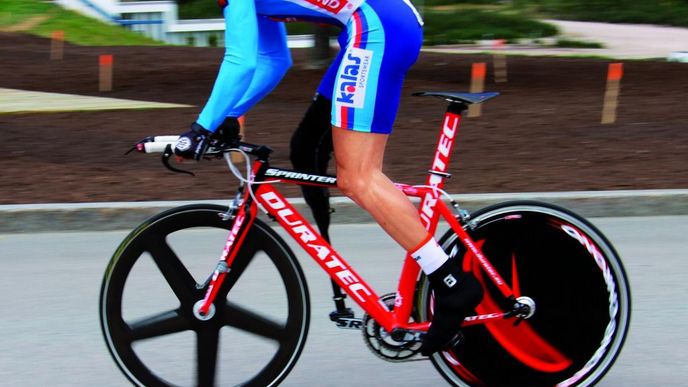 Zlatý olympionik Jiří Ježek spolupracuje s českým specialistou na výrobu kol, firmou Duratec Zlatý olympionik Jiří Ježek spolupracuje s českým specialistou na výrobu kol, firmou Duratec