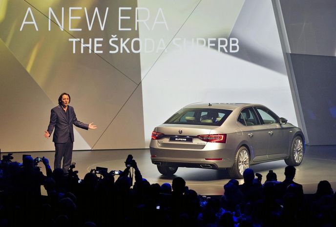 Šéfdesignér Škody Jozef Kabaň představuje nový Superb Šéfdesignér Škody Jozef Kabaň představuje nový Superb
