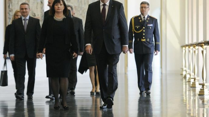 Prezident Miloš Zeman (vpředu vpravo) přichází se svou manželkou Ivanou (vpředu vlevo) 11. března v Praze na setkání s členy diplomatického sboru. Prezident Miloš Zeman (vpředu vpravo) přichází se svou manželkou Ivanou (vpředu vlevo) 11. března v Praze na setkání s členy diplomatického sboru.