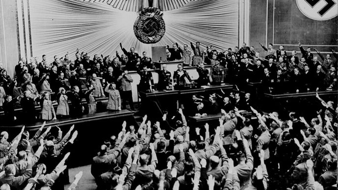 Adolf Hitler oznamuje anexi Rakouska Adolf Hitler oznamuje anexi Rakouska