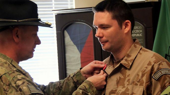 Petr Liška, český voják v Afghánistánu, který obdržel vysoké americké vyznamenání Bronzovou hvězdu. Petr Liška, český voják v Afghánistánu, který obdržel vysoké americké vyznamenání Bronzovou hvězdu.